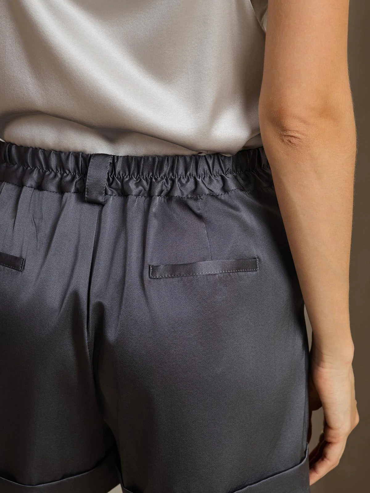 19Momme Silk Women's Cuffed Shorts With Side Pockets Design - Image 5