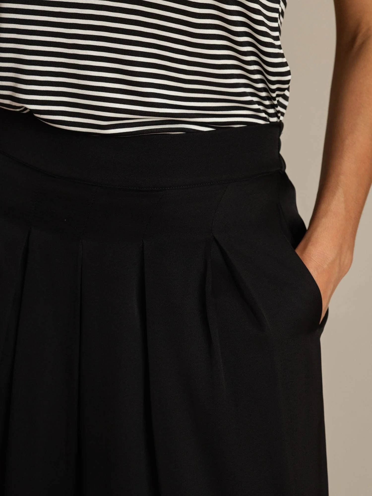 19Momme Silk Women's High Waist Pleated Wide Leg Capri Pants - Image 4