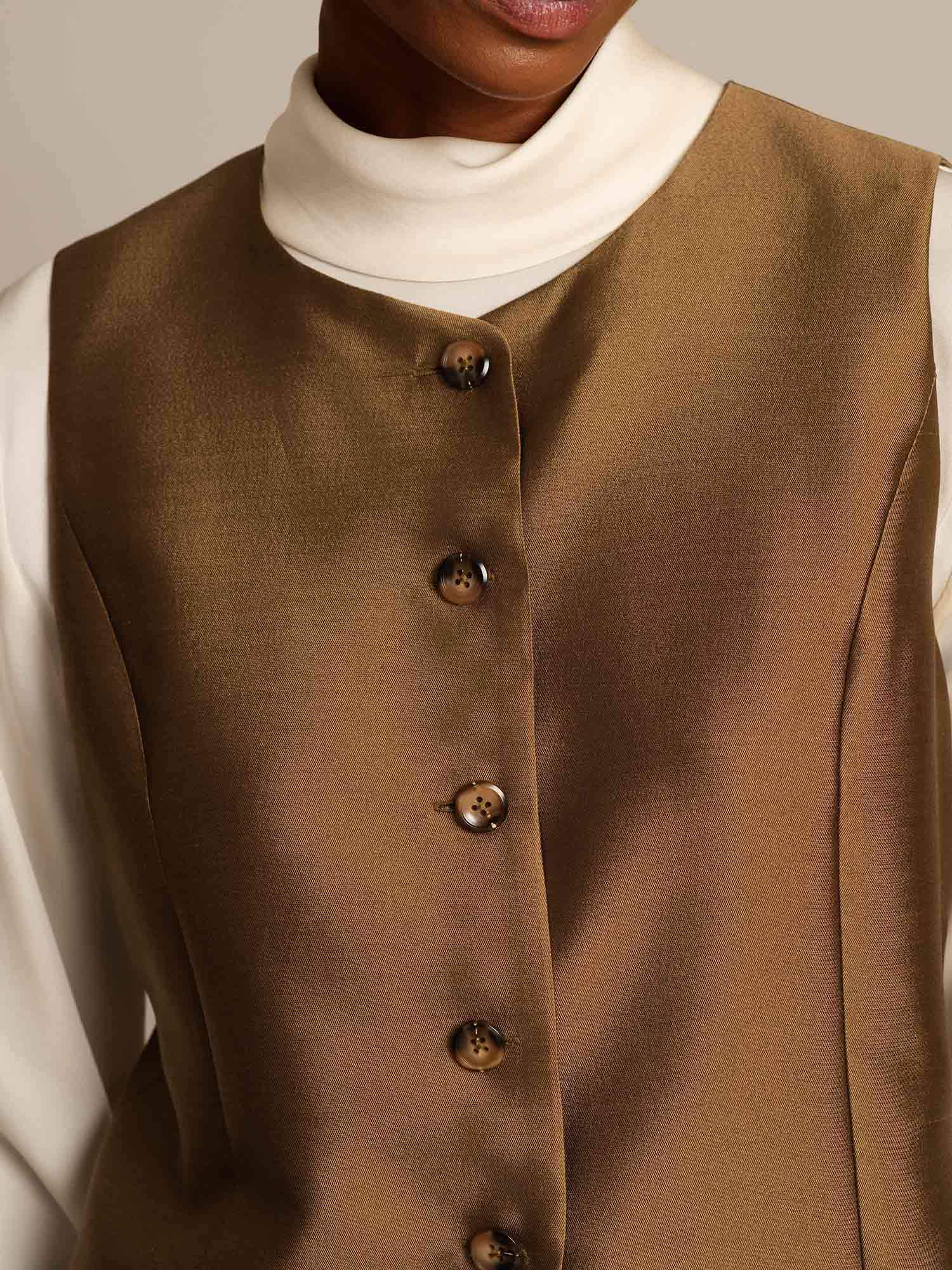 Clearance - 32Momme Silk-Wool Blend Women's Vest with Button Design - Image 4