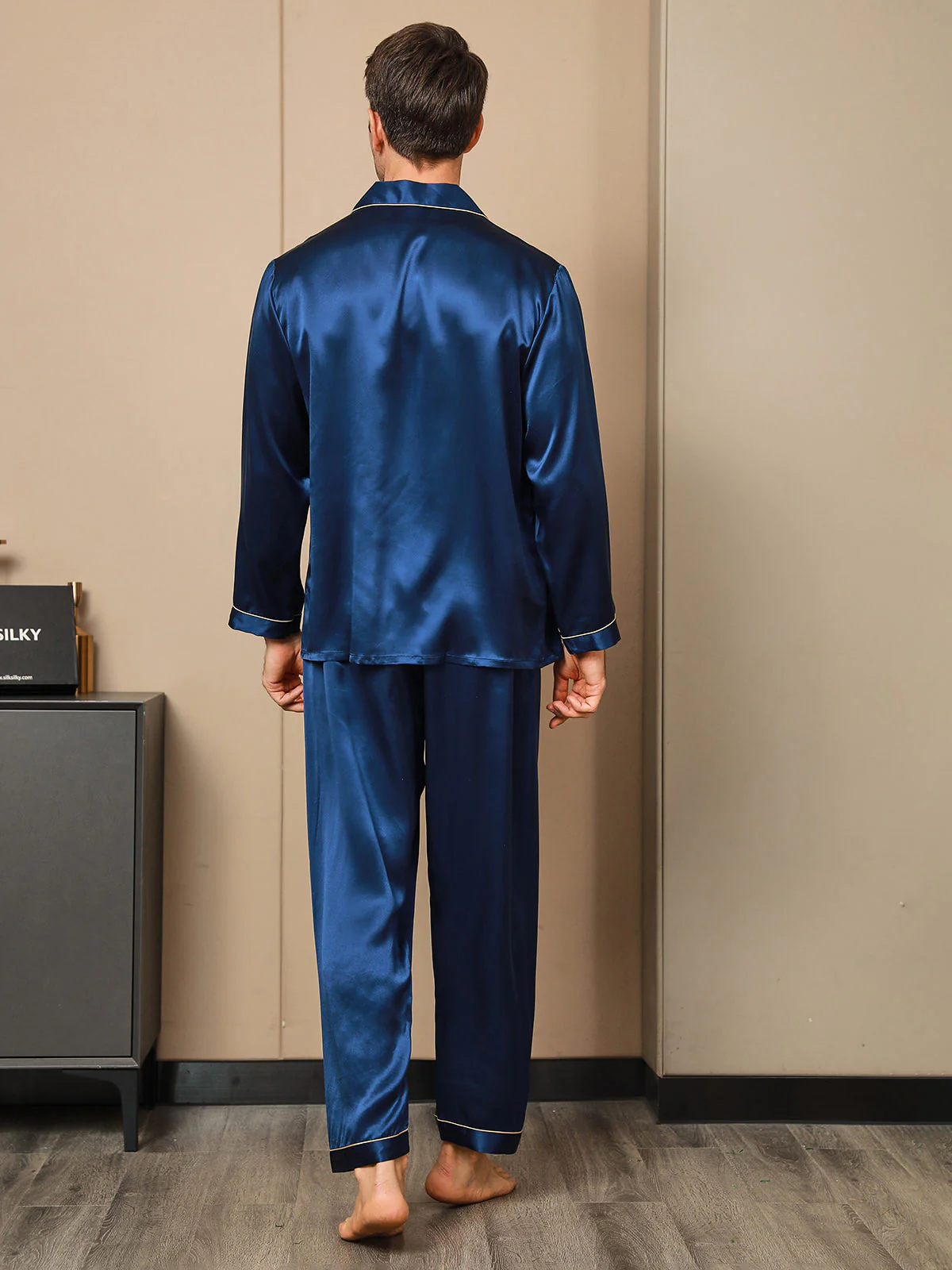Pure Silk Long Sleeve Notch Collar Men's Pajamas Set with Button Up Design - Image 17