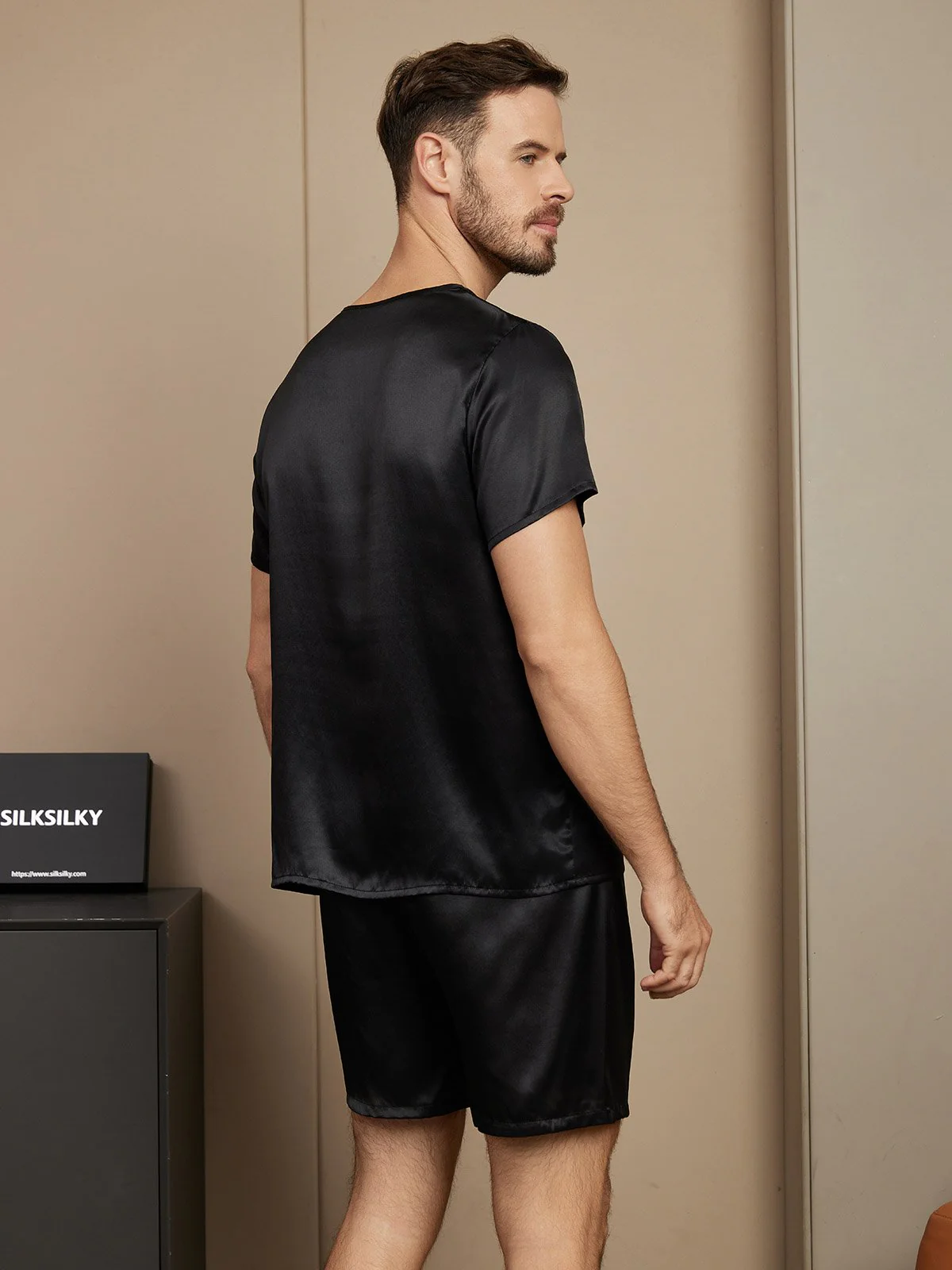 Pure Silk Short Sleeve Round Neck Men's Pajamas Set with Shorts - Image 2