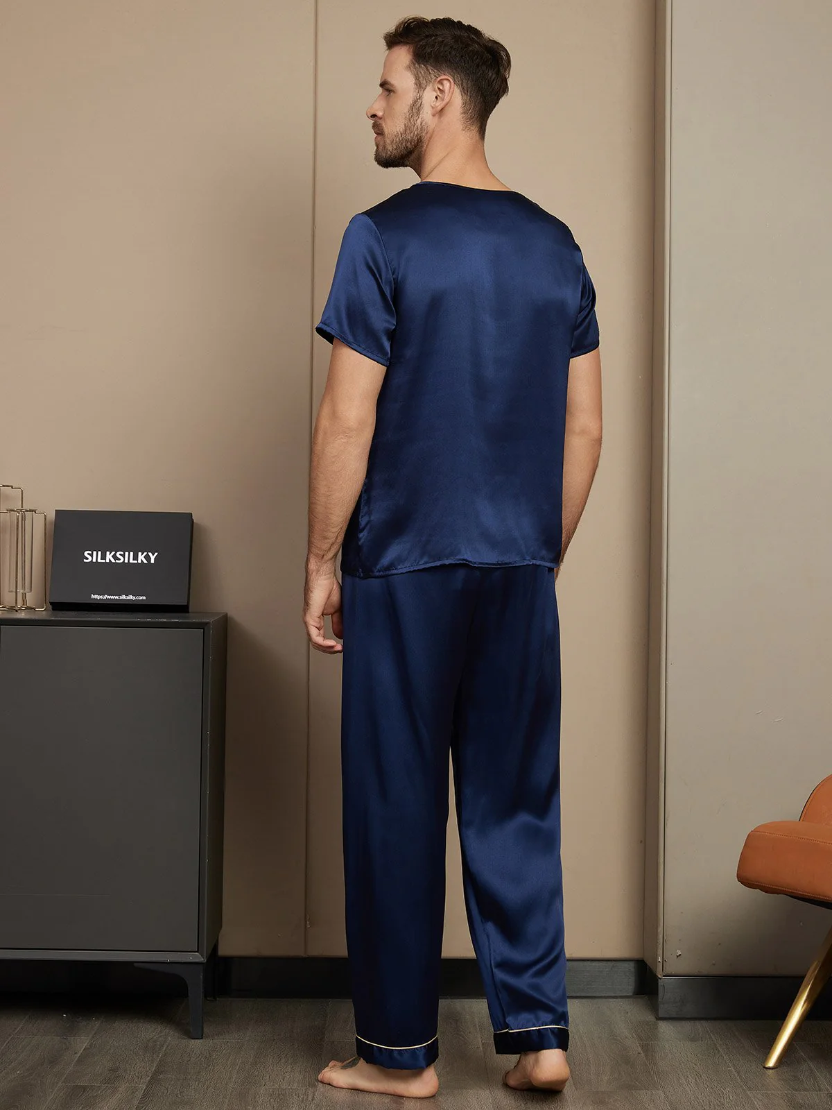 Pure Silk Short Sleeve Round Neck Men's Pajamas Set with Pants - Image 2