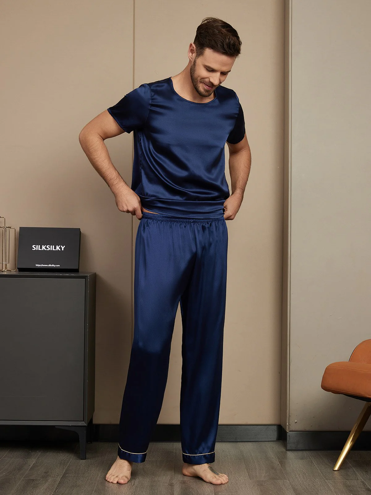 Pure Silk Short Sleeve Round Neck Men's Pajamas Set with Pants - Image 4
